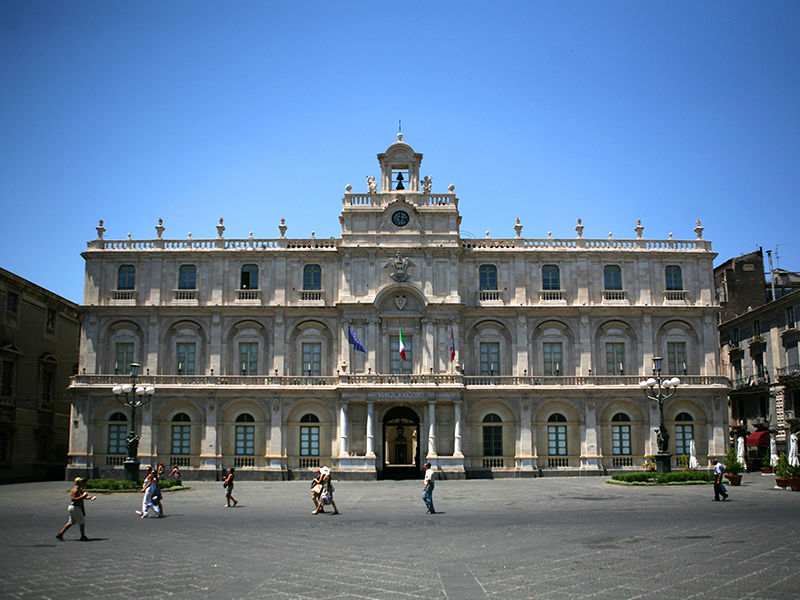 b705adab01bff4f947a931b532bcb62f.jpg Catania_piazza_universita.jpg